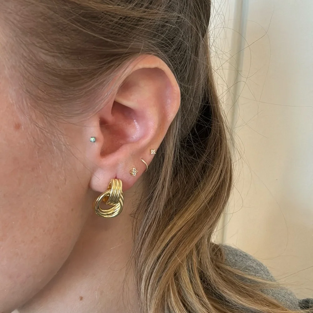 Chunky bold knot stud earrings gold - Picture 8 of 10